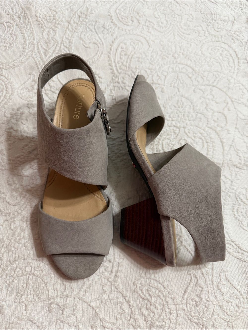Nurture by Lamaze Size 7M Gray Sandals with Heels